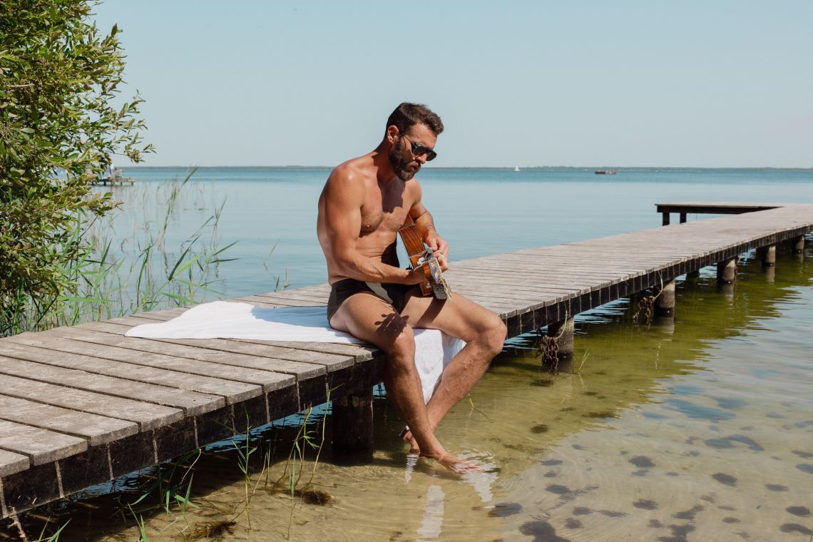 Garçon Français : homme en slip de bain sur la plage.