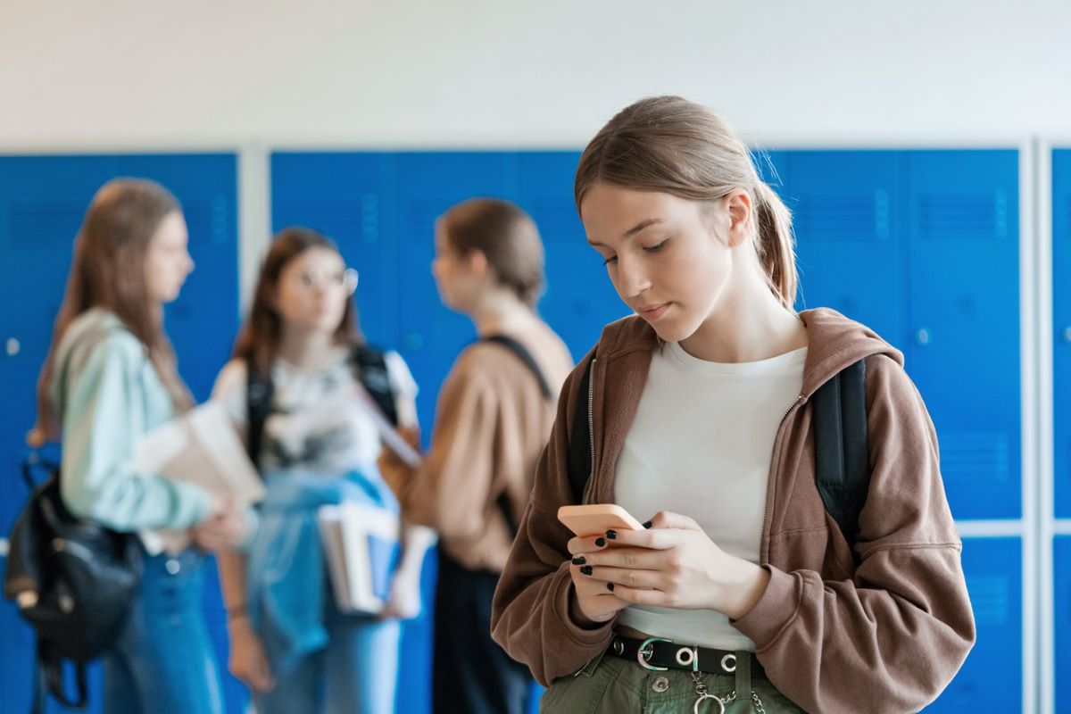 smartphone milieu scolaire école élèves jeunes